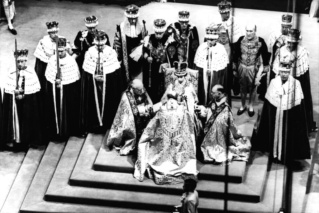 El 6 de febrero de 1952, mientras se encontraba en un viaje oficial con Felipe en Kenia, representando a su padre, que estaba enfermo, Isabel recibe la noticia del fallecimiento del rey. Se convierte oficialmente ese día en la reina de Reino Unido. Tras un periodo de luto, su coronación se celebró en la Abadía de Westminster, el 2 de junio de 1953. La ceremonia fue transmitida en vivo por la entonces novedosa televisión.