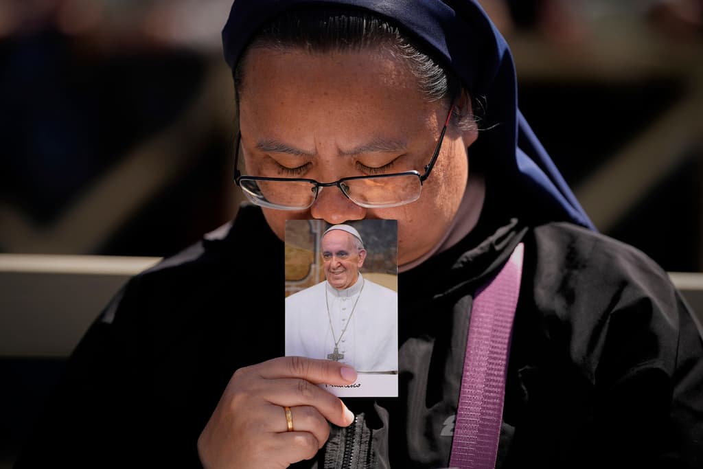 Una monja en el funeral del papa Francisco en la plaza de San Pedro.