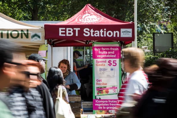 <b>Calfresh: </b>
<br>Es el programa federal SNAP, que también se conocía anteriormente como food stamps, y provee beneficios mensuales de comida y dinero para comprar alimentos a individuos y familias de bajos ingresos.