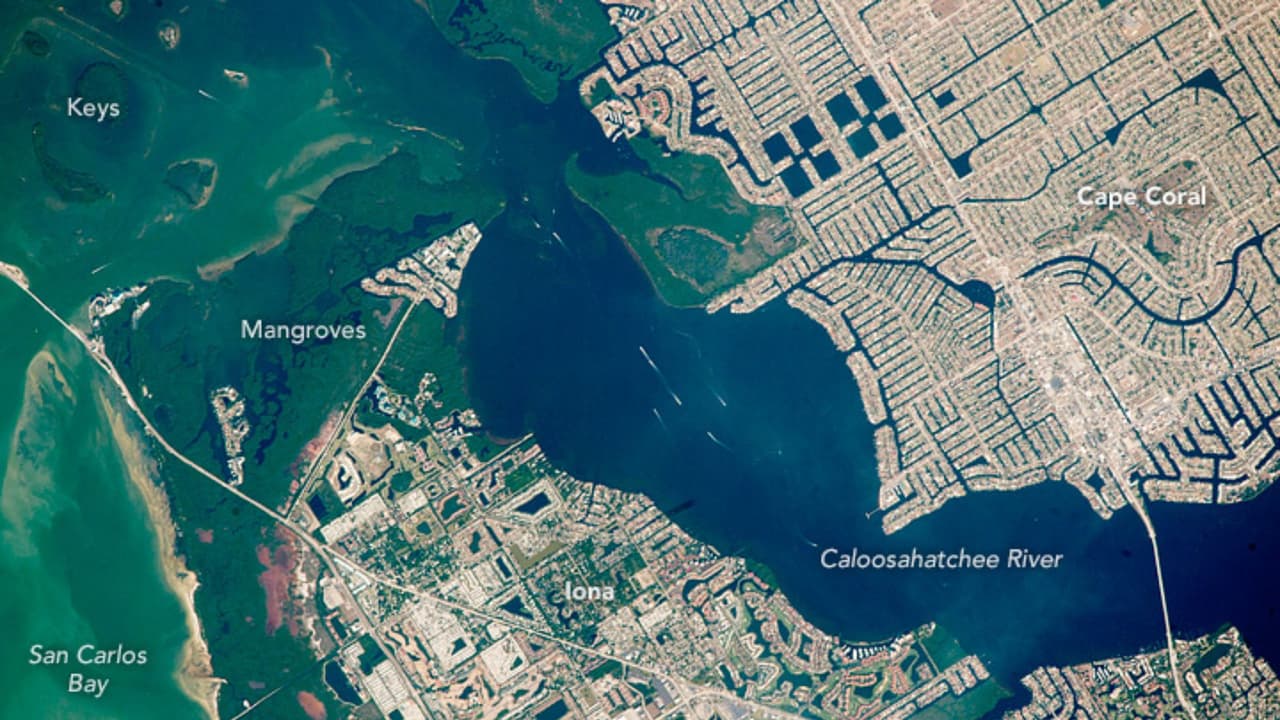 Cape Coral es conocida por su red de más de 400 millas de canales navegables, la mayor de su tipo en el mundo. Esta característica única también la hace extremadamente vulnerable a inundaciones. La subida del nivel del mar podría desbordar estos canales, afectando viviendas y accesos, además de dañar la infraestructura local.