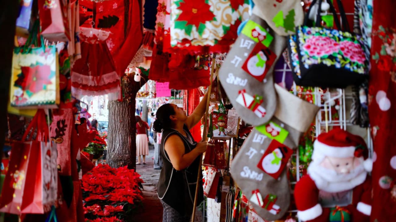 A pesar de no estar en sus países natales, muchos 
<b><a href="https://www.univision.com/local/washington-dc-wfdc/fotos-tradiciones-navidenas-latinoamerica-dmv-fotos" target="_blank">hispanos conservan sus tradiciones navideñas</a></b> y las adaptan a la cultura norteamericana. Países como Bolivia, El Salvador y México tienen platos tradicionales y costumbres que buscan mantener para sentirse cerca de su hogar.