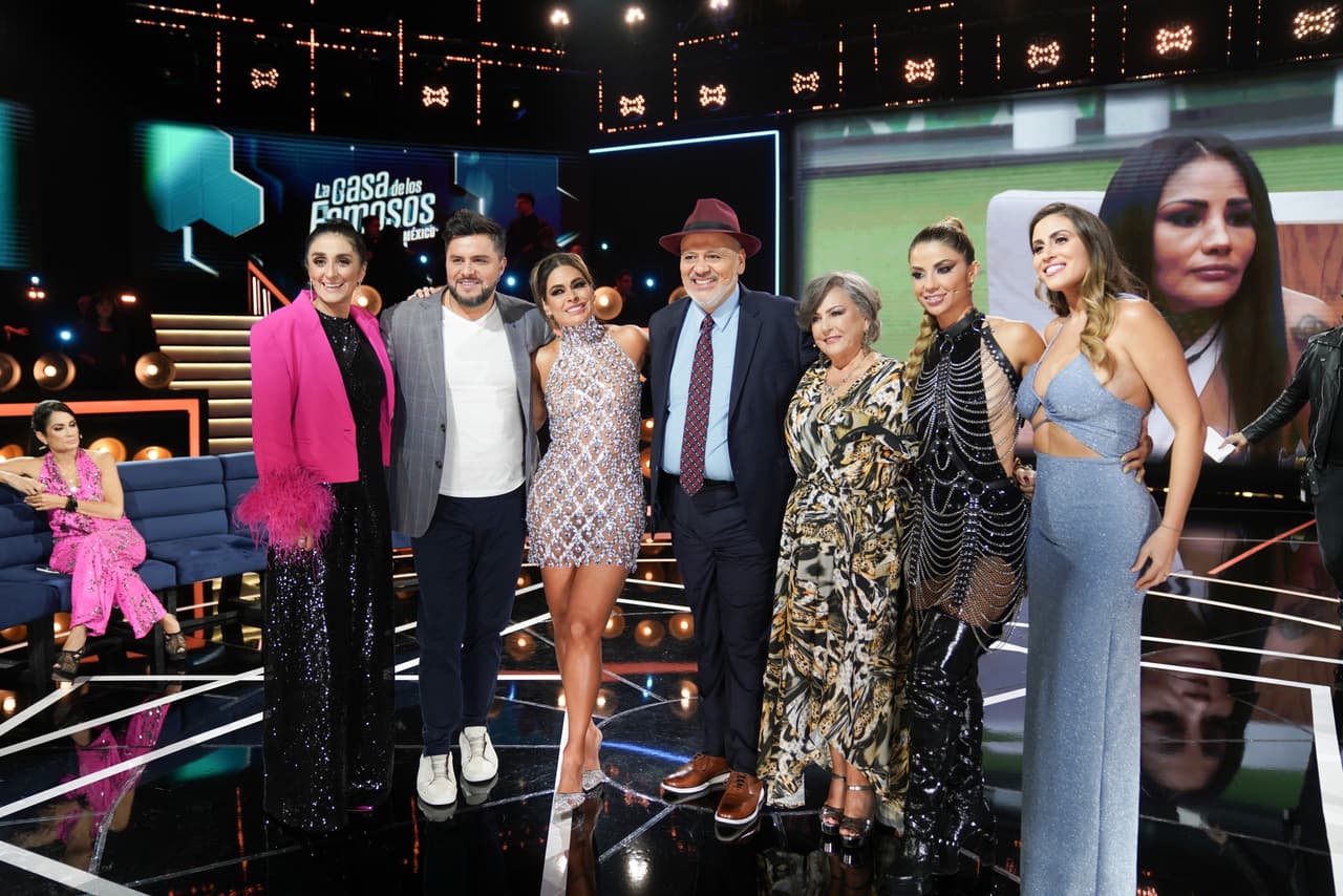 La foto del recuerdo con los panelistas de lujo que asistieron a la séptima Gala de Eliminación.