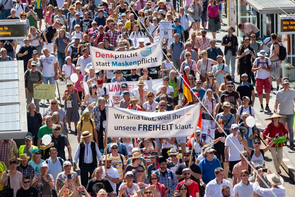 Los manifestantes, unos 17,000 según la policía, fueron muchos menos que los 500,000 anunciados por los organizadores de la marcha, llamada "El Fin de la Pandemia - Día de Libertad".