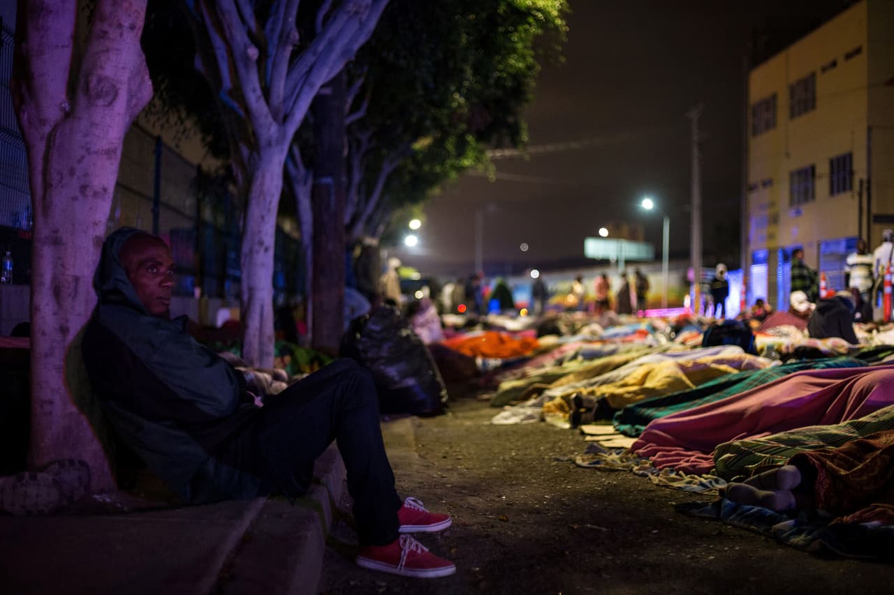 Migrantes haitianos y africanos duermen en las calles de Tijuana. 2 de octubre 2016