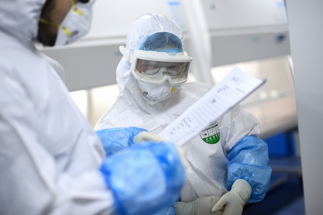 Qué hay detrás de la teoría de que el coronavirus fue creado en un laboratorio chino y que el 'paciente cero' trabajó allí