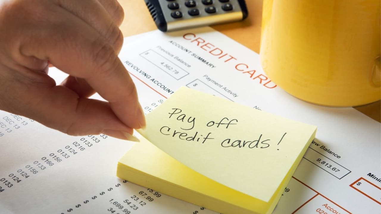 Eventualmente, esa tarjeta se pagará y ya no tendrá que preocuparse por ese pago mensual. Luego, atacará la deuda con la siguiente tasa de interés más alta, y así sucesivamente, hasta que todas sus tarjetas estén pagadas.