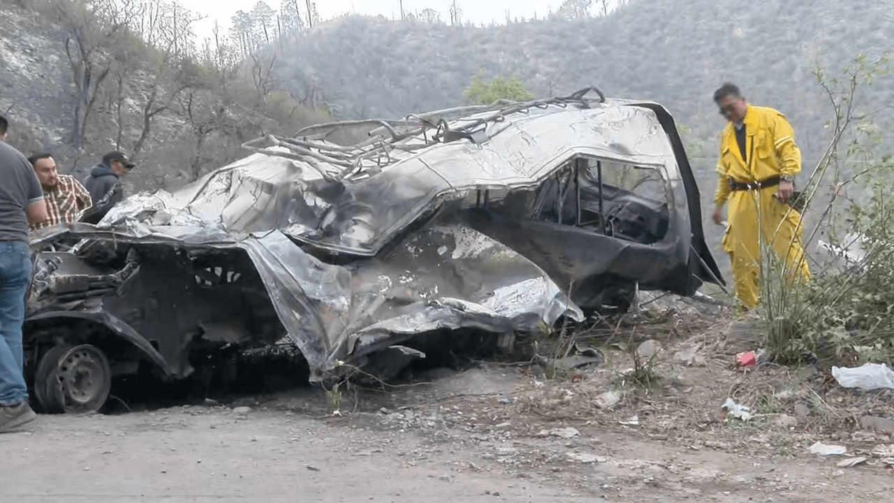 El accidente ocurrió cuando
<b> un vehículo en el que viajaban 16 personas cayó por un barranco en la carretera hacia la Cola de Caballo, en Nuevo León</b>, México. Esta camioneta tipo van se incendió luego de caer. Entre las víctimas también se encontraba Josué Martínez, esposo de Erika y padrastro de los niños Eduardo y Emiliano. 
<a href="https://www.univision.com/local/san-antonio-kwex/camioneta-ninos-nuevo-leon-cola-de-caballo-fotos" target="_blank">Solo cuatro personas lograron sobrevivir al siniestro, entre ellas Erika</a>, quien sufrió graves quemaduras.