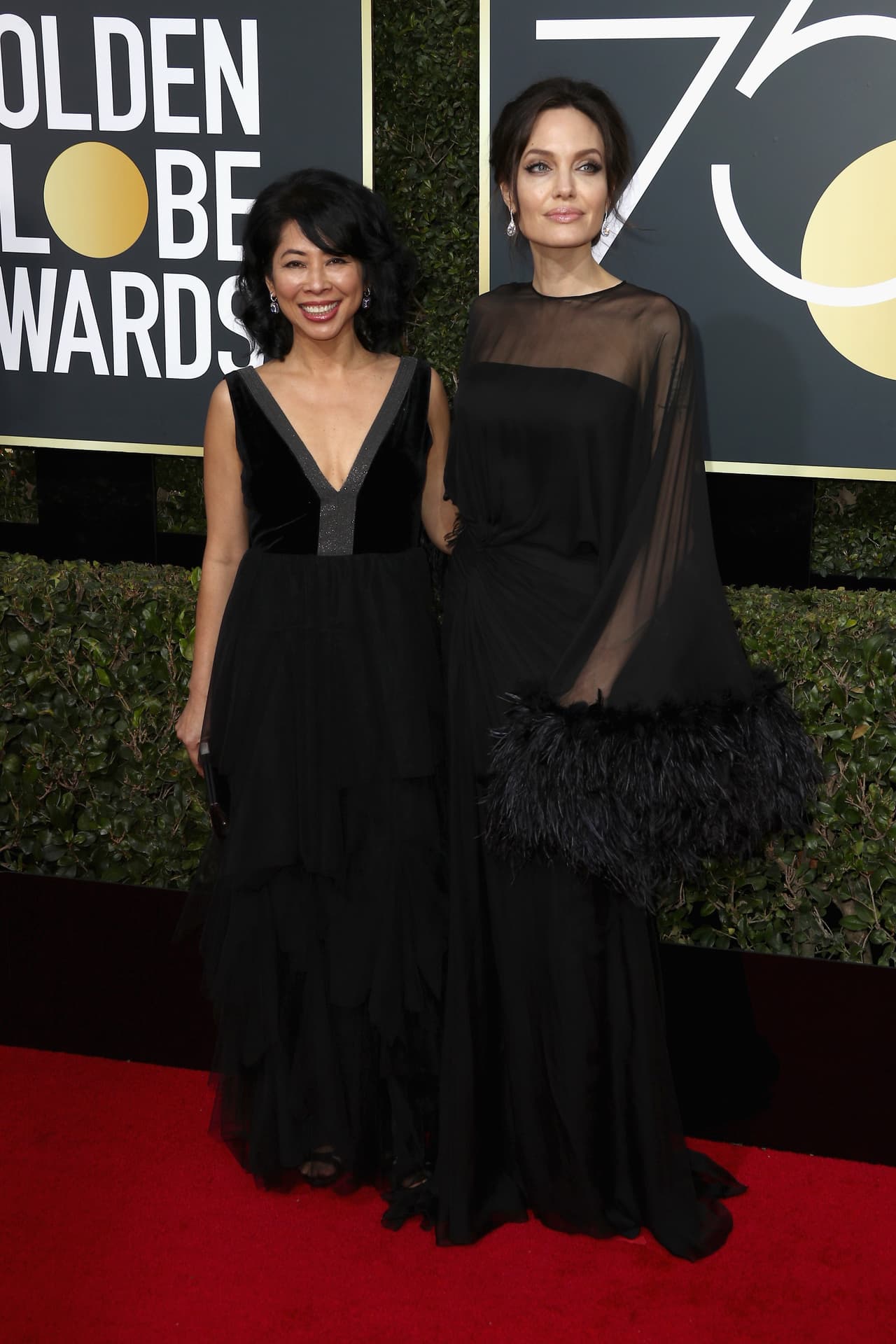 Angelina Jolie acudió a la gala con la activista de origen camboyano Loung Ung.