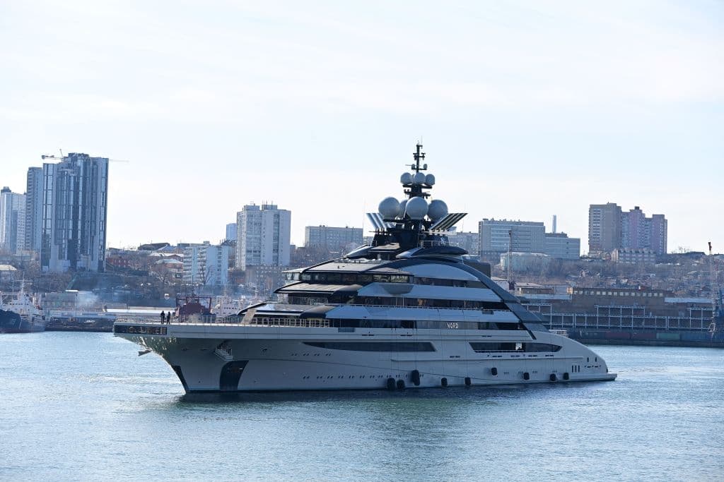 El yate de lujo 'Nord', de 460 pies de eslora, supuestamente propiedad del magnate ruso Alexei Mordashov, llega a la ciudad oriental de Vladivostok el 31 de marzo de 2022. Mordashov era el principal accionista y presidente de Severstal, la mayor empresa siderúrgica y minera de Rusia. Posee un tercio del mayor operador de viajes de Europa, Tui. Fue sancionado por la Unión Europea por su papel en el Banco Rossiya y sus vínculos con Crimea.