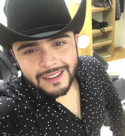 Gerardo Ortiz también ha roto prototipos de belleza y se ha ganado el corazón de millones de fans.