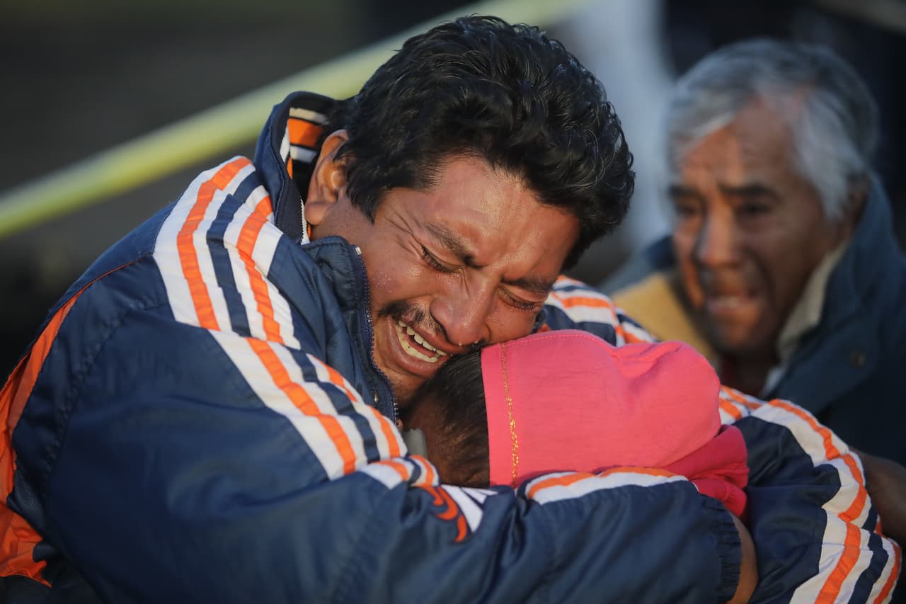 Decenas sufrieron quemaduras. De acuerdo con las autoridades, entre 600 y 800 personas estaban en los alrededores del ducto cuando explotó.