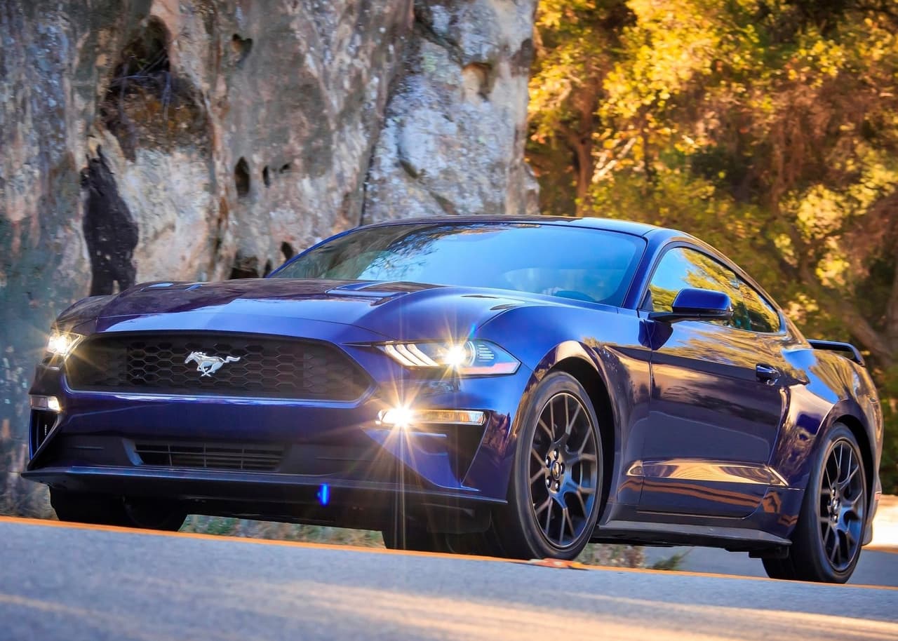 <h3 class="cms-H3-H3"><b>2. Ford Mustang</b></h3>
<br>
<br>El Ford Mustang actualmente es fabricado en Flat Rock, Michigan. Comparado al ranking del año pasado, este emblemático deportivo subió de la posición 34 a la 2. Su precio inicial es de $27,205.