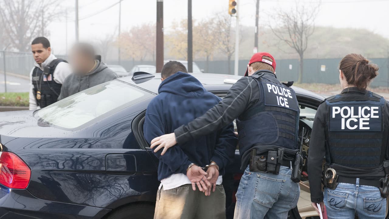 ICE asegura que la medida no da mayor autoridad a los policías locales y que solo se trata de una herramienta de búsqueda.