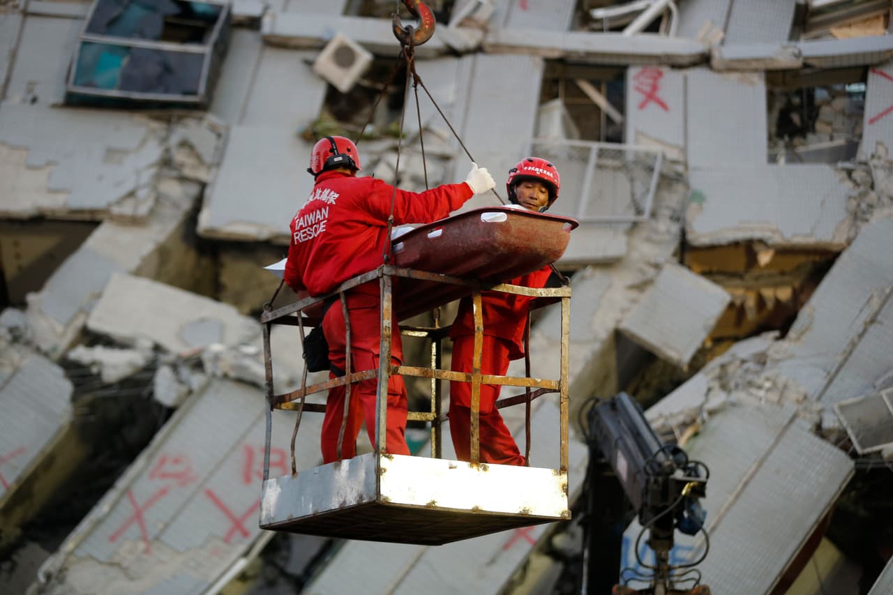 Rescatan a cuatro sobrevivientes después de 48 horas del terremoto de Taiwán