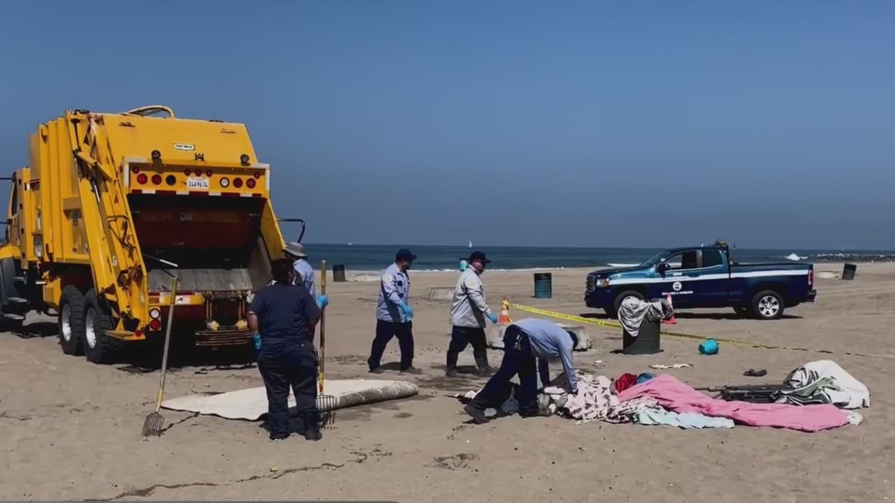 Bajo el programa ‘Inside Safe’, a las 6:30 de la mañana comenzó el operativo de desmantelar los campamentos de personas sin hogar. Un día antes, los ocupantes habían sido advertidos.