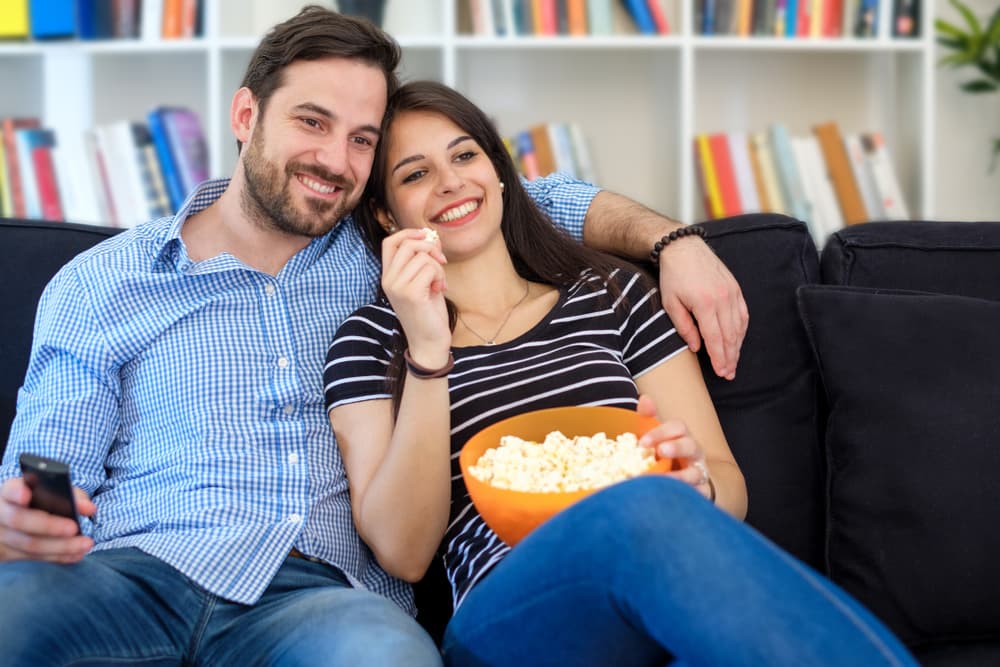 <b>CÁNCER</b>
<br>Es el signo maternal, el del hogar, así que no tendrán ningún problema en aguantar el distanciamiento social. Sea por su cuenta, con su pareja o en familia, pueden organizar sesiones frente al televisor para ver alguna serie o película.