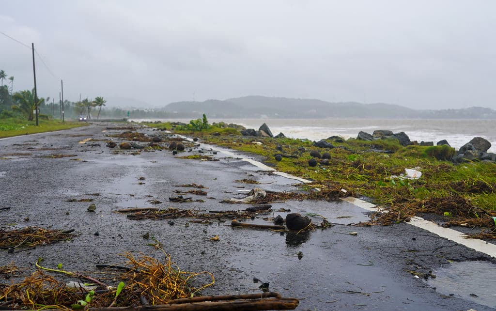 En Naguabo, manejar por la zona del malecón era complicado por los escombros arrastrados por los vientos. Mientras tanto, el río Blanco amenazaba con salir de su cauce en otra área del pueblo.