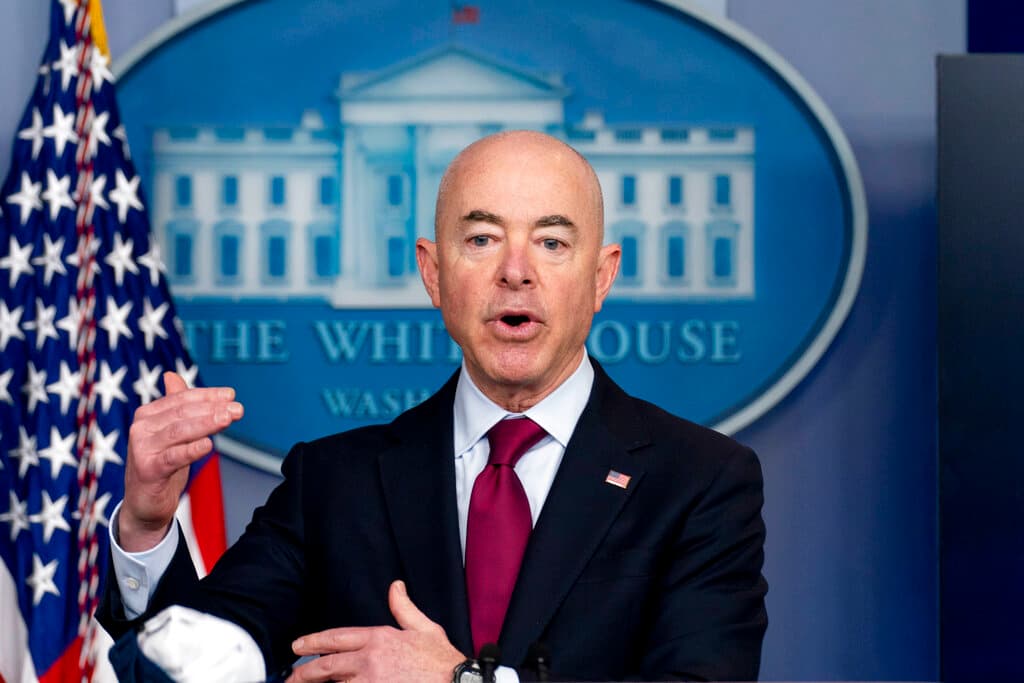 Mayorkas afirma que EEUU busca dar estatus legal permanente a familias que fueron separadas durante el gobierno de Trump