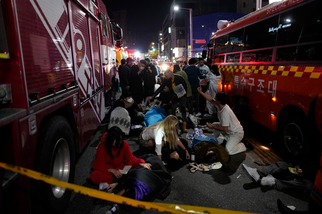 <b><a href="https://www.univision.com/noticias/mundo/estampida-humana-halloween-seul-corea-del-sur-muertos-heridos-fotos">Tragedia por aplastamiento humano en Corea del Sur </a></b>
<br> 
<br>Unas 154 personas murieron aplastadas el 29 de octubre durante las celebraciones de Halloween en las estrechas calles del popular barrio Itaewon, en Corea del Sur, donde hubo miles de asistentes en el lugar. Se trataba de la primera celebración de esta felicidad desde la llegada de la pandemia del coronavirus. Más de 400 trabajadores de emergencias y 140 vehículos de socorro fueron desplegados en las calles para atender a las víctimas. 
<br>