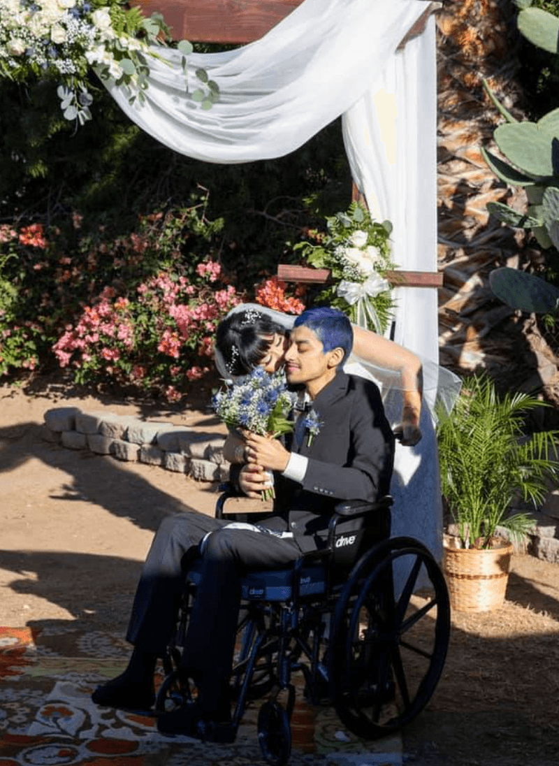 Al enterarse que iba a morir, Kristina le propuso matrimonio a quien ha sido su novio por tres años. Sí, ella ha estado con él todo el tiempo de su enfermedad. 
<br>
