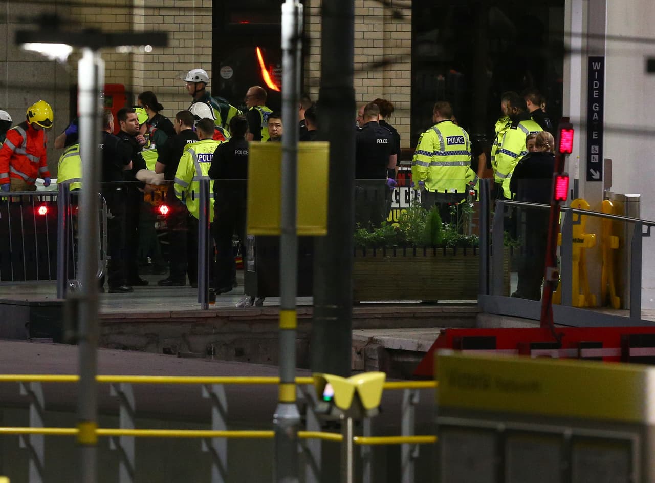 Las evidencias forenses recogidas determinaron que 
<b>el atacante murió al detonar un artefacto artesanal</b>, que según la primera ministra May explotó "cerca de una de las salidas del lugar".