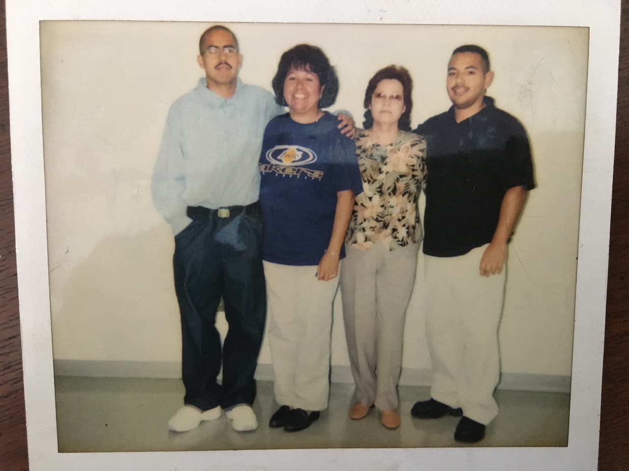 David Díaz tenía 22 años cuando le tomaron esta fotografía al lado de su madre, Yolanda, y otros dos parientes. Entonces él se encontraba en la cárcel estatal Soledad.