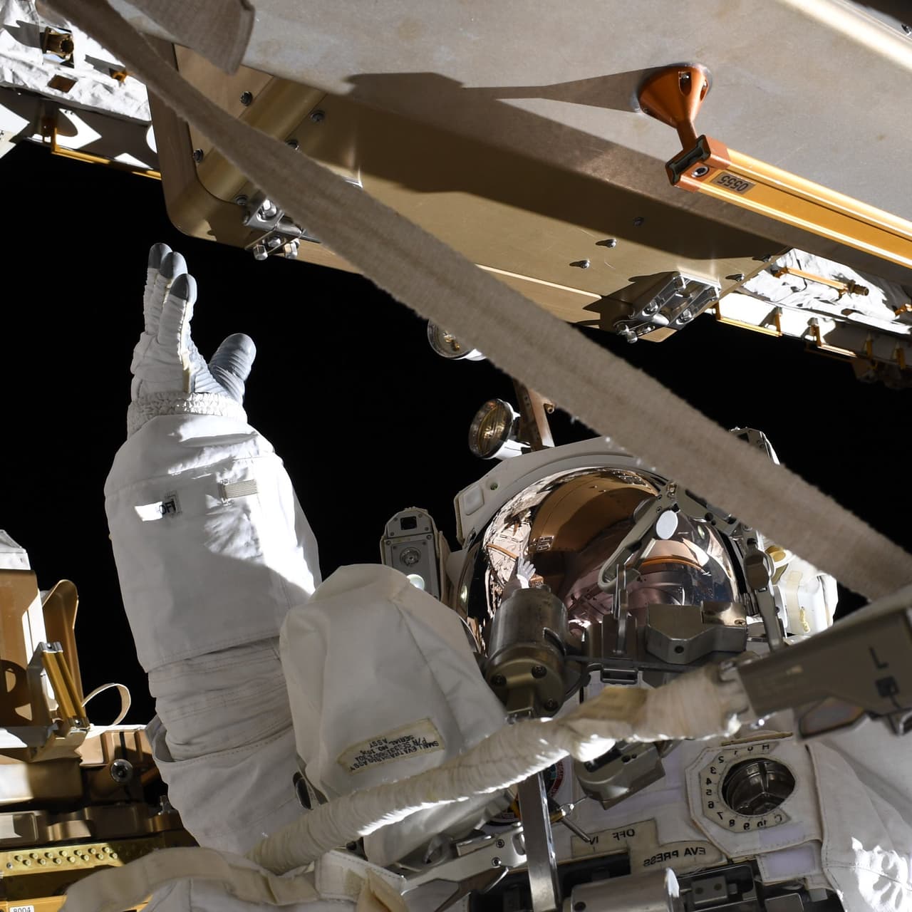 Junto a la astronauta Jessica Meir, 
<a href="https://www.univision.com/noticias/medio-ambiente/solo-salimos-a-hacer-nuestro-trabajo-la-historica-caminata-espacial-integrada-solo-por-mujeres-astronautas-fotos-fotos">Koch hizo la primera caminata espacial exclusivamente de mujeres el 18 de octubre de 2019</a>. “Para todos aquellos que alcanzan nuevas alturas: sí, puedes. #AllWomanSpacewalk”, escribió Koch junto a esta fotografía, publicada después de la histórica caminata.