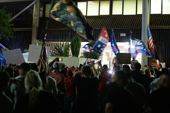 Manifestantes se concentraron en el centro de elecciones del condado Maricopa, en el centro de Phoenix, para exigir el conteo de votos. 
<br>