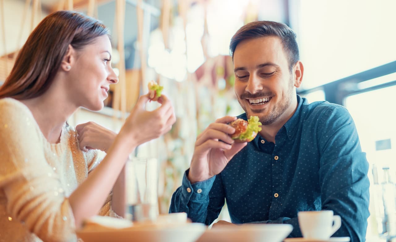 15. Come más lento y si puedes, en buena compañía. Disfruta los alimentos concientemente. Comerás menos y elegirás mejor.