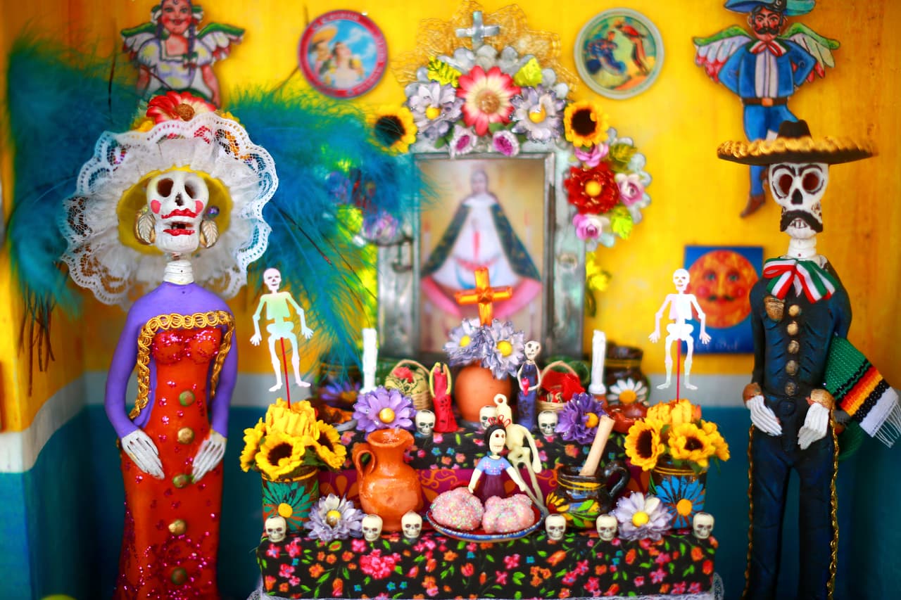 Al llegar a su destino, el difunto ofrecía regalos a los señores del Mictlán: Mictlantecuhtli (señor de los muertos) y Mictecacíhuatl (señora de los moradores del recinto de los muertos). Ellos lo enviaban a una de nueve regiones, donde el muerto se quedaba unos cuatro años antes de continuar su vida en el Mictlán y llegar así al último piso, que era el lugar de su eterno reposo, llamado 'obsidiana de los muertos'.