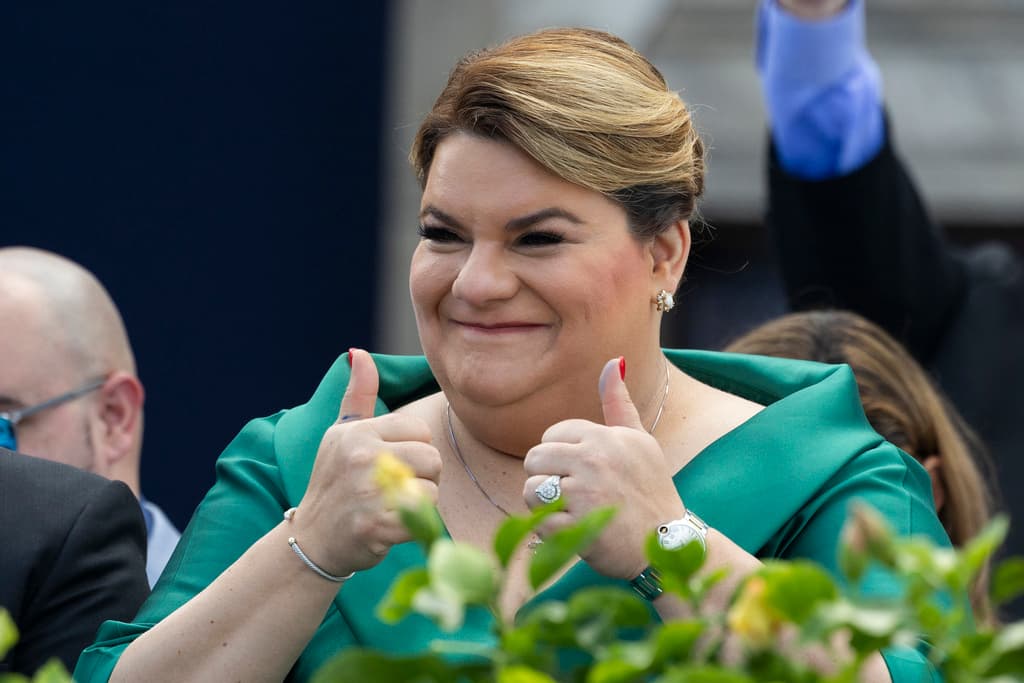 A sus 48 años, Jenniffer González está convencida de que su esposo, José Yovín Vargas, de 40 años, es el compañero de vida que siempre anheló y aún más.
<br>
<br>Pudo decírselo en su casa, pero aprovechó el podcast para expresarle: "Tú tienes un genio bien fuerte. Y eso es lo que me gusta, que eres un hombre con decisión, 
<b>con los pantalones bien puestos</b>, que no te dejas joder de nadie, que te enfocas, que 
<b>eres bien testarudo</b> cuando entiendes que tienes la razón y empujas las cosas en las que crees. Y eso, a mí, me apasiona de ti, porque 
<b>no te dejas</b>".
<br>
<br>Durante el episodio, la gobernadora de Puerto Rico describió a su esposo como un hombre inteligente, que no se intimida con nada y "le mete mano a todo".