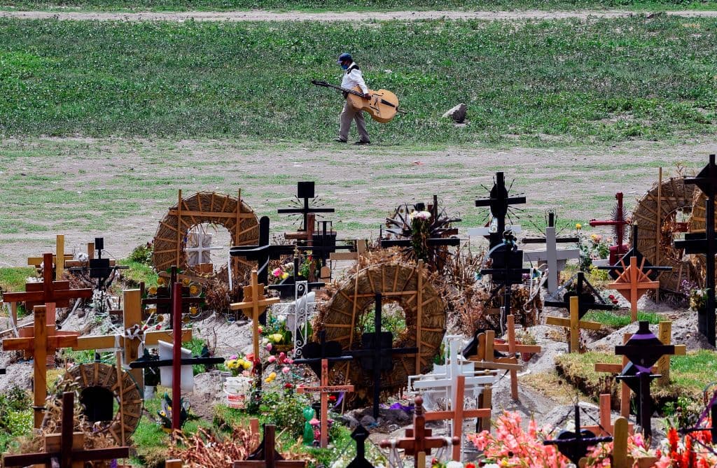 Un hombre camina frente a las 'tumbas del coronavirus' en Valle de Chalco.
<br>
<br>Pese a que las cifras de fallecidos no paran de crecer, Hugo López-Gatell, responsable de la estrategia nacional contra el nuevo coronavirus, se mostró optimista esta semana al señalar que ya había un "mayor control".
<br> 
<br>