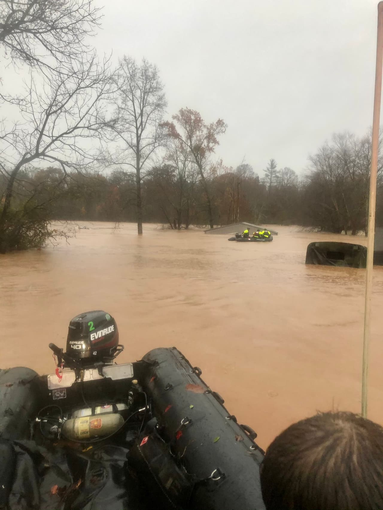 Las impactantes imágenes compartidas en Twitter por 
<a href="https://twitter.com/IredellFirewire" target="_blank">@IredellFirewire</a> muestran la magnitud de las inundaciones en el condado de Iredell. Lugar: Hiddenite, NC.