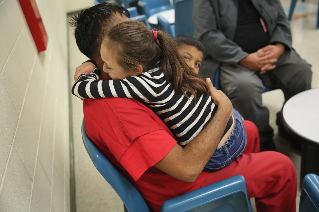 ICE anuncia el regreso de visitas a centros de detención de inmigrantes