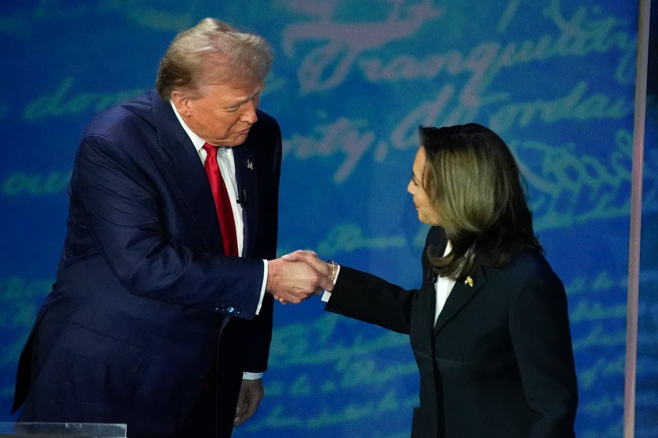 Los candidatos presidenciales, el republicano Donald Trump y la demócrata Kamala Harris, se saludan momentos antes de su primer y único debate de una sumamente inusual carrera por la Casa Blanca. Ambos se vieron las caras el 10 de septiembre en el 
<i>National Constitution Center</i> de Filadelfia.
