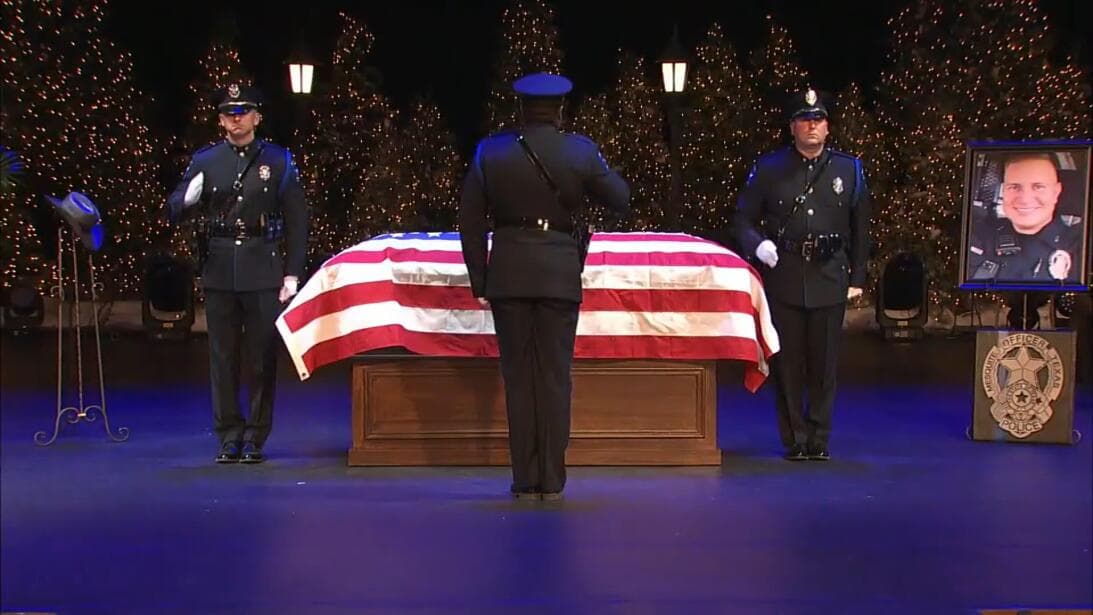 El 9 de diciembre dieron el 
<a href="https://www.univision.com/local/dallas-kuvn/ultimo-adios-oficial-richard-houston-mesquite-murio-asesinado-fotos" target="_blank">último adiós al oficial Richard Houston</a>, quien tenía 21 años en la policía de Mesquite y murió en el tiroteo. El día del disturbio, tras presuntamente disparar al policía Jaramillo intentó quitarse la vida.