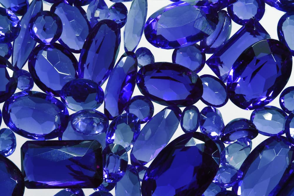 La otra piedra preciosa que funge como amuleto ideal para Acuario sin duda es el zafiro, otra gema con un tono azul que nos recuerda ahora el azul profundo del mar, con su serenidad y misterio.