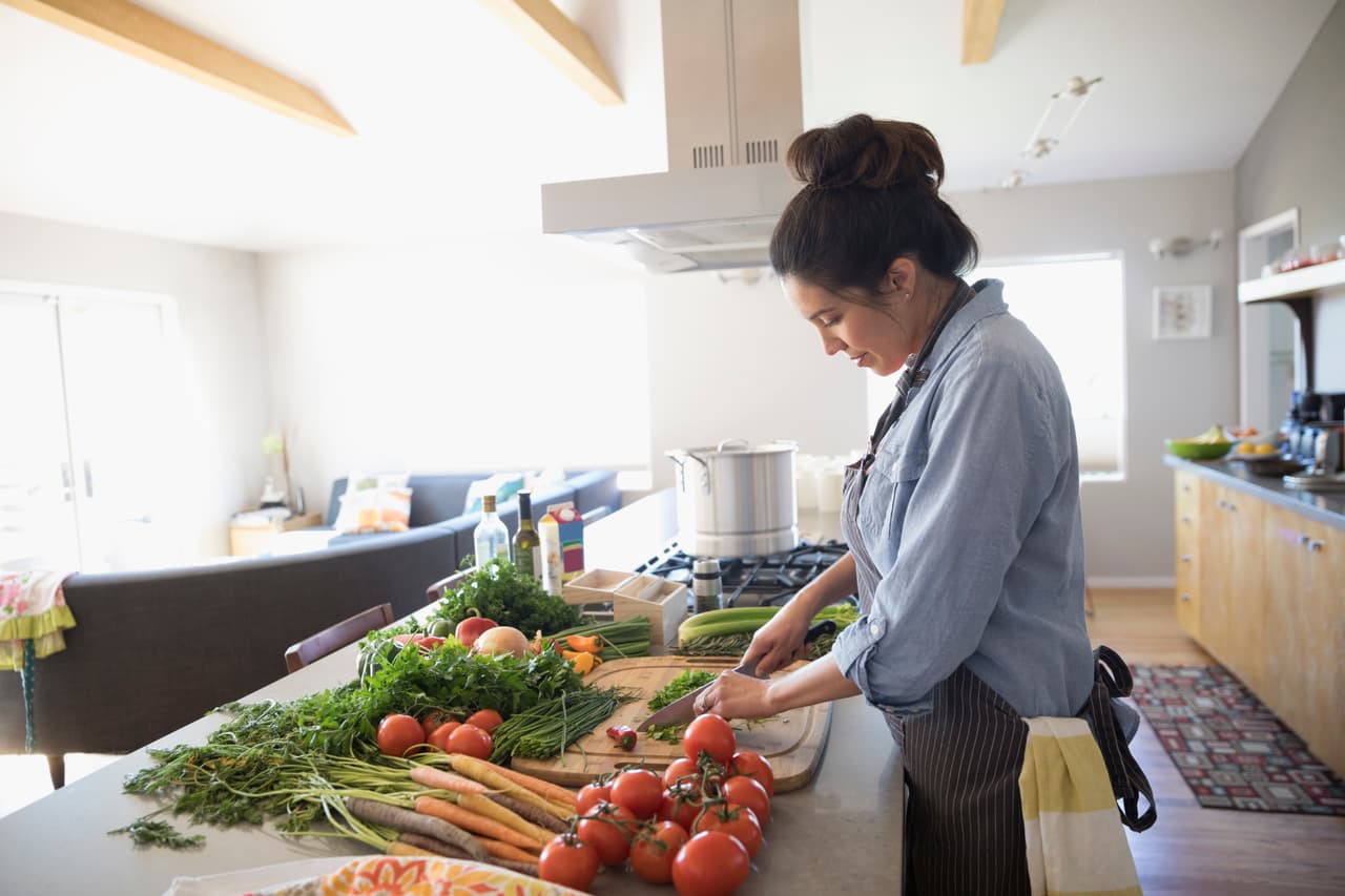 El estudio, publicado en el diario 
<a href="http://circ.ahajournals.org/">Circulation</a>, sugiere que 
<b>solamente un 8% de la población sigue estos cinco hábitos saludables.</b> “Cuando nos embarcamos en este estudio pensé que, por supuesto, la gente que adoptase estas costumbres viviría más. Pero lo sorprendente ha sido ver hasta qué punto es grande su efecto", dijo Meir Stampfer, coautor de la investigación.