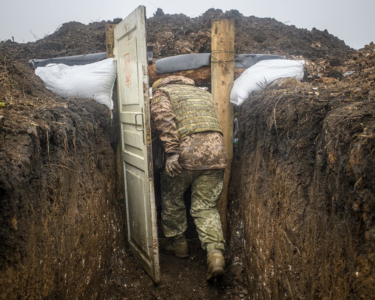 Un soldado entra en una trinchera de las fuerzas militares ucranianas luego del retiro de ambas partes hacia otra zona en la región del Donbas.