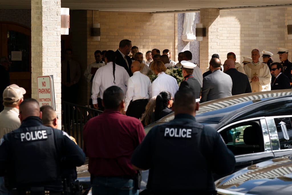 Dos coches fúnebres llevaban los ataúdes de los García, que llegaron en una procesión encabezada por policías. 
<a href="https://www.univision.com/local/san-antonio-kwex/edicion-digital-san-antonio/amigos-lamentan-la-perdida-de-la-maestra-irma-garcia-en-el-tiroteo-de-uvalde-video">Días antes familiares y amigos los recordaron y lamentaron su pérdida. </a>
<br>