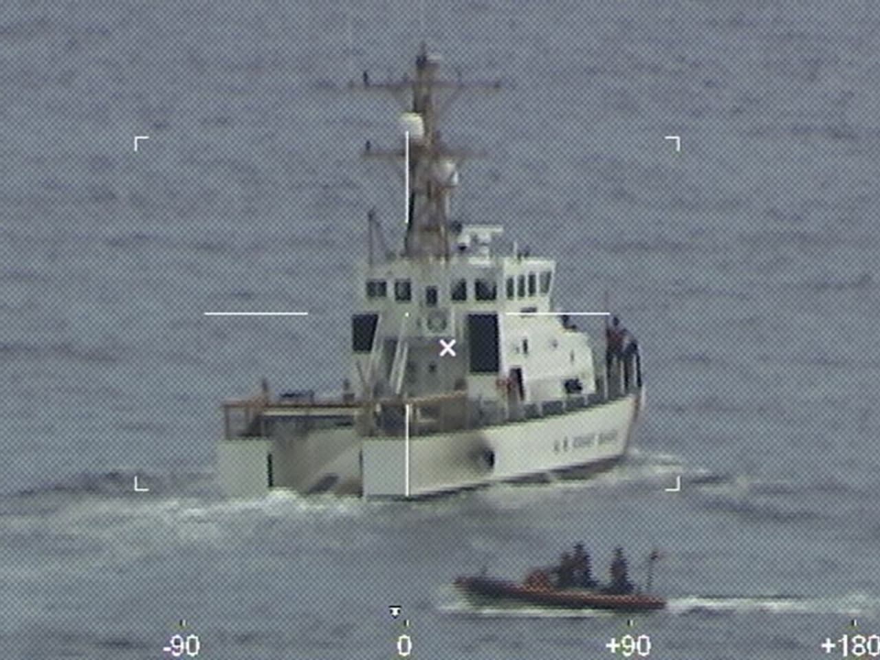 Efectivos de la Guardia Costera de Estados Unidos buscan a sobrevivientes del naufragio de un bote cargado de migrantes en el mar de Florida en enero de 2022.