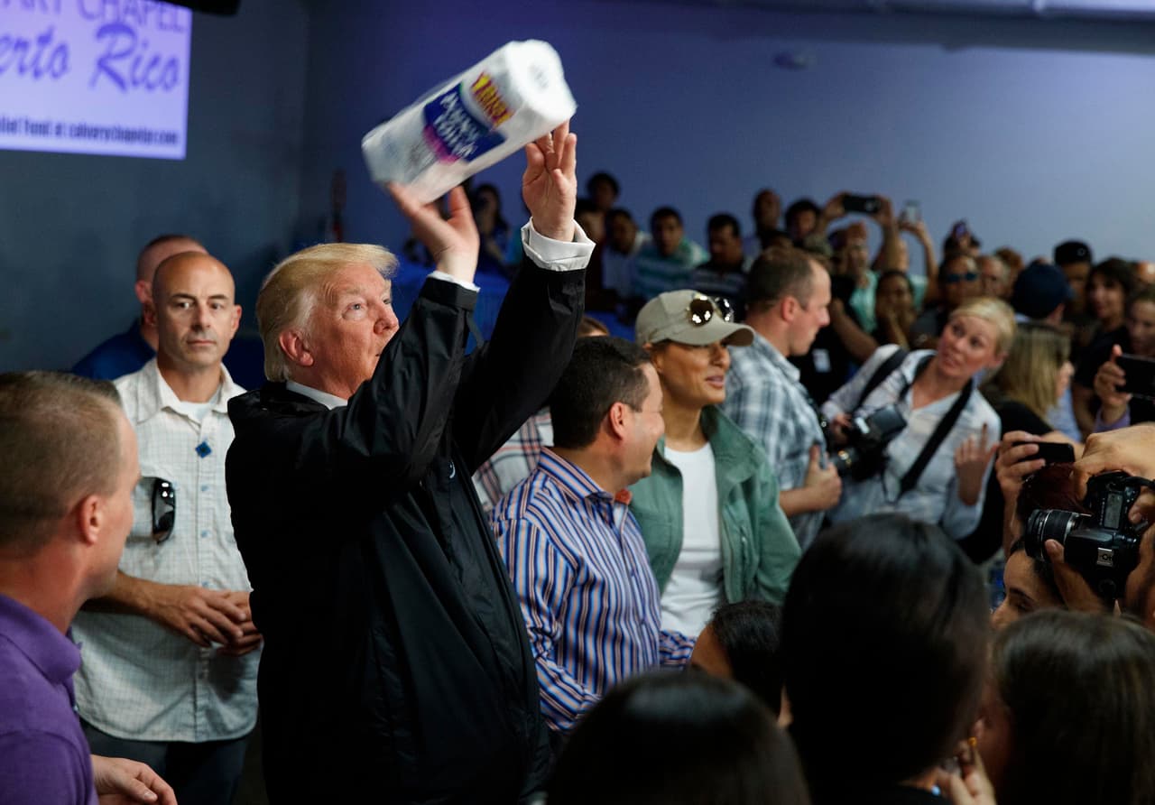 <b>Peleas con Puerto Rico y otras zonas de desastres.</b> Trump decidió responder atacando a los que lo criticaron por la respuesta del gobierno federal ante las crisis generadas por desastres naturales. Luego del paso del huracán María sobre Puerto Rico en 2017 el mandatario culpó de 
<a href="https://www.univision.com/local/puerto-rico-wlii/trump-vuelve-a-tuitear-sobre-puerto-rico-y-carmen-yulin-reacciona"><u>las fallas en la atención de la emergencia a la corrupción en la isla</u></a>, y algunos boricuas se sintieron ofendidos por la forma que el presidente les lanzó con desdén toallas de papel en su visita (en la fotografía).
<a href="https://www.univision.com/noticias/politica/el-ego-de-trump-vs-los-3000-muertos-de-puerto-rico-un-analisis-de-los-tuits-del-presidente"> <u>También puso en duda la cifra oficial de muertos, alrededor de 3,000</u></a>, que arrojó un estudio de la 
<a href="https://www.univision.com/local/puerto-rico-wlii/de-64-a-casi-3-000-la-cifra-oficial-de-muertos-por-el-huracan-maria-en-puerto-rico-se-multiplica-por-46"><u>Universidad George Washington</u></a>. Mientras bomberos y rescatistas luchaban contra los intensos fuegos que devastaban California en 2018, Trump acusó al gobierno del estado de ese estado de ser el culpable de la destrucción, por el "pobre manejo" del dinero que se destina para los incendios cad año. Personal de emergencia, políticos y celebridades
<a href="https://www.univision.com/noticias/incendios/esta-mal-informado-es-inoportuno-y-degradante-criticas-a-la-polemica-respuesta-de-trump-a-los-incendios-en-california-que-dejan-25-muertos"> <u>condenaron estas declaraciones</u></a>.