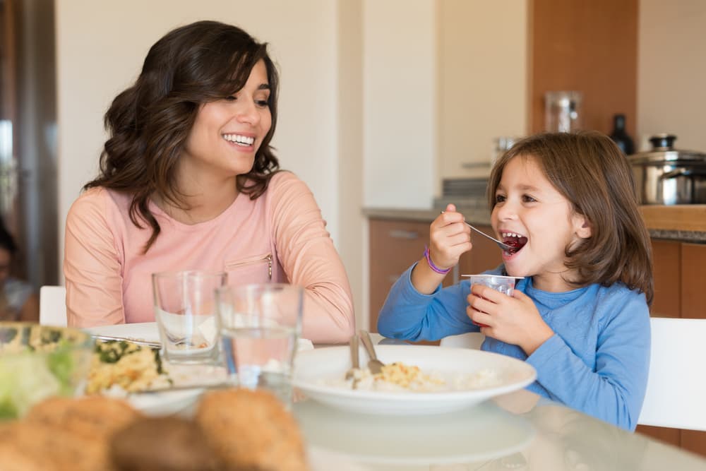 Positiva y optimista siempre estará estimulando a sus hijos con frases de aliento, comunicativas y sociables son el centro de la fiesta en el hogar, amenas, divertidas, con gracia para contar cuentos y chistes, simpáticas, le caen bien a todos.
