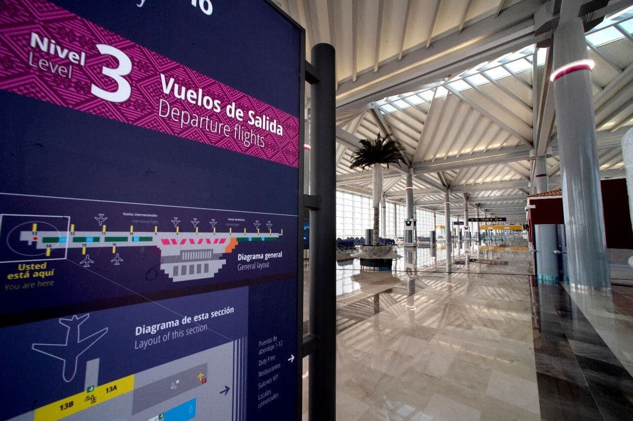 Solo un vuelo internacional utiliza el aeropuerto Felipe Ángeles: una ruta une a Ciudad de México con Caracas, Venezuela, operada por la aerolínea venezolana Conviasa, 
<a href="https://www.univision.com/noticias/america-latina/la-administracion-trump-se-prepara-para-intensificar-las-sanciones-contra-el-regimen-mafioso-de-venezuela">que está bajo sanciones de Estados Unidos</a>. Su vuelo inaugural, que despegó a las 6:30 de la mañana, viajó a Villahermosa, Tabasco, el estado natal de López Obrador. "Entonces, está terminado, ya se puede llegar al aeropuerto de cualquier parte de la ciudad, ya pueden llegar millones", dijo el presidente esta mañana. 
<br>