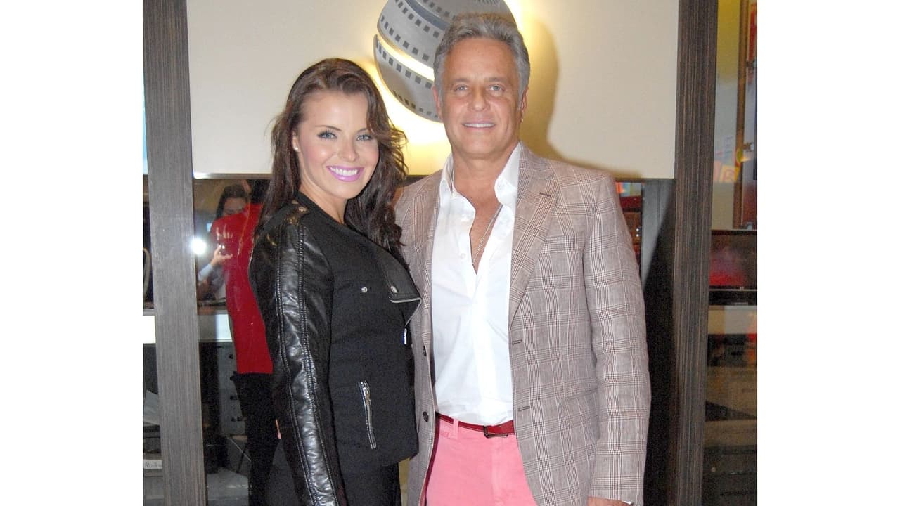 El actor 
<b><a href="https://www.univision.com/famosos/alexis-ayala-novia-cinthia-aparicio-ex-fernanda-lopez-reacciona-fotos" target="_blank">estuvo casado desde 2014 con la actriz Fernanda López</a></b>, pero el 14 de febrero de 2021 ella publicó un mensaje informando que finalizaron su matrimonio. 
<br>