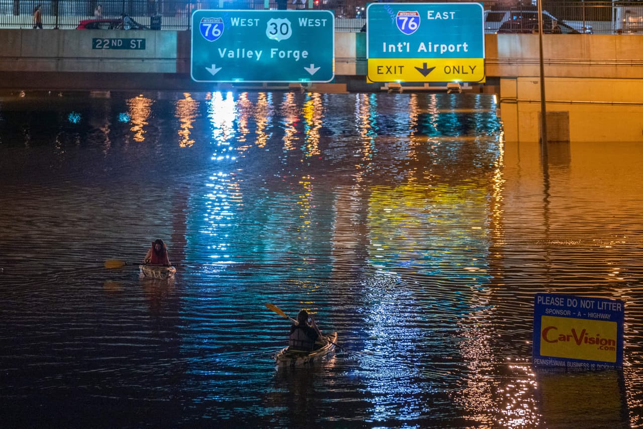 Las autoridades dijeron que una importante estación de bombeo a lo largo de Vine Street Expressway falló e impidió que el agua se bombeara adecuadamente fuera del área. Los escombros de árboles también pueden haber contribuido a los problemas.