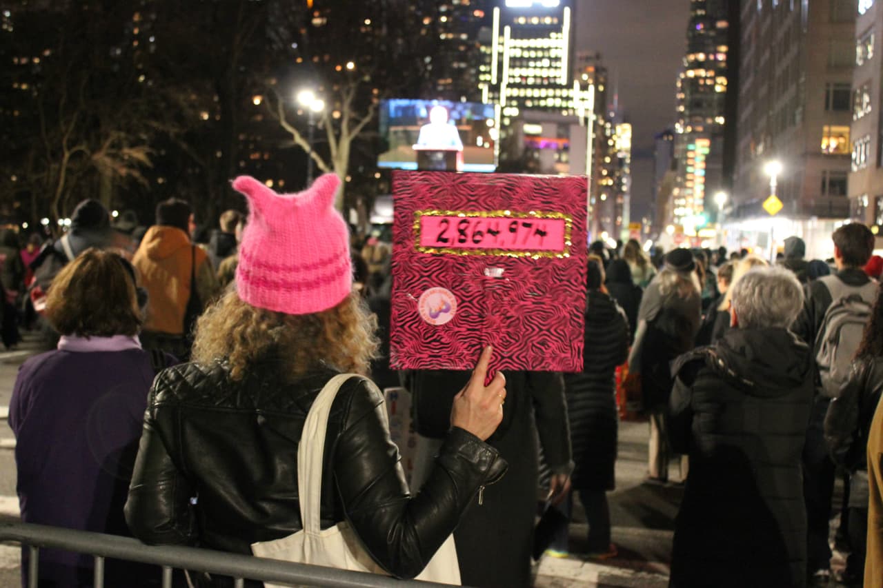 Decenas se colocaron cerca de la tarima para escuchar a artistas, políticos, religiosos y portavoces de organizaciones de Nueva York que reclamaron la unidad de la ciudad la noche antes del cambio de gobierno.