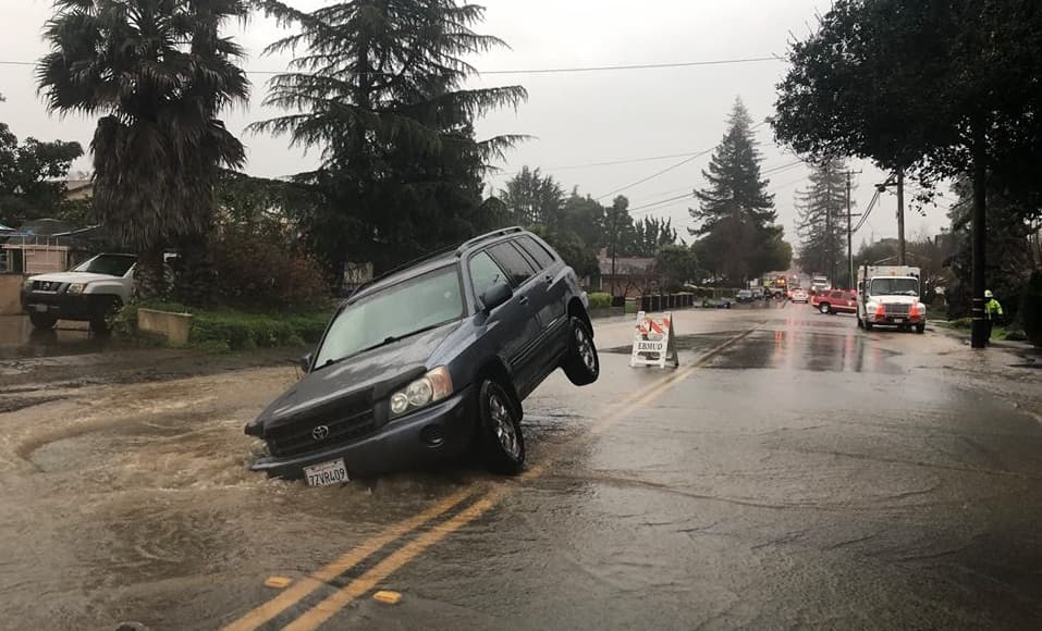 Un vehículo quedó atorado en el socavón que se abrió a causa de las lluvias sobre la avenida Somerset, en Castro Valley.
