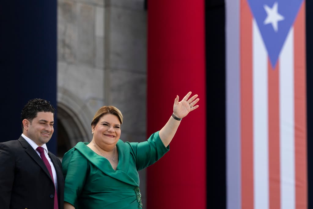 Se refieren a una parte del podcast, en la que 
<b><a href="https://www.univision.com/local/puerto-rico-wlii/politica-puerto-rico/elecciones-en-estados-unidos-2024/bad-bunny-lanza-advertencia-a-jenniffer-gonzalez-y-politicos-electos-en-puerto-rico" target="_blank">Jenniffer González</a></b> le confiesa a su "Poseidón", José Yovín Vargas: 
<b>"Tú sabes que tú, me tienes enchulá </b>(enamorada)
<b> a mí</b>".
<br>A lo que él le respondió con un: 
<b>"Umm, miau",</b> simulando a 
<b>un gato cuando busca aparearse</b>.
<br>
<b>"Miau, miau"</b>, replicó en un tono más bajo la gobernadora de Puerto Rico.