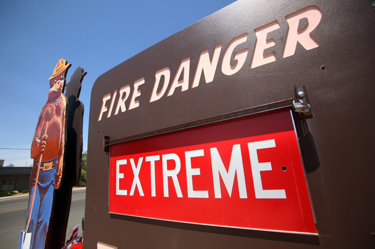 <h3 class="cms-H3-H3">9. Arizona</h3>
<br>
<b>(Grandes desastres desde 1953: 98)</b>
<br>
<br>El clima caliente y seco es la combinación perfecta para que se desarrollen incendios constantes, 
<b>como los 2,300 que ocurrieron tan solo en 2017. </b>
<br>
<br>Estos desastres llegaron a su cúspide en 2020, cuando las autoridades enfrentaron
<b> tres de los incendios forestales más grandes en su historia. </b>
<br>
<br>
